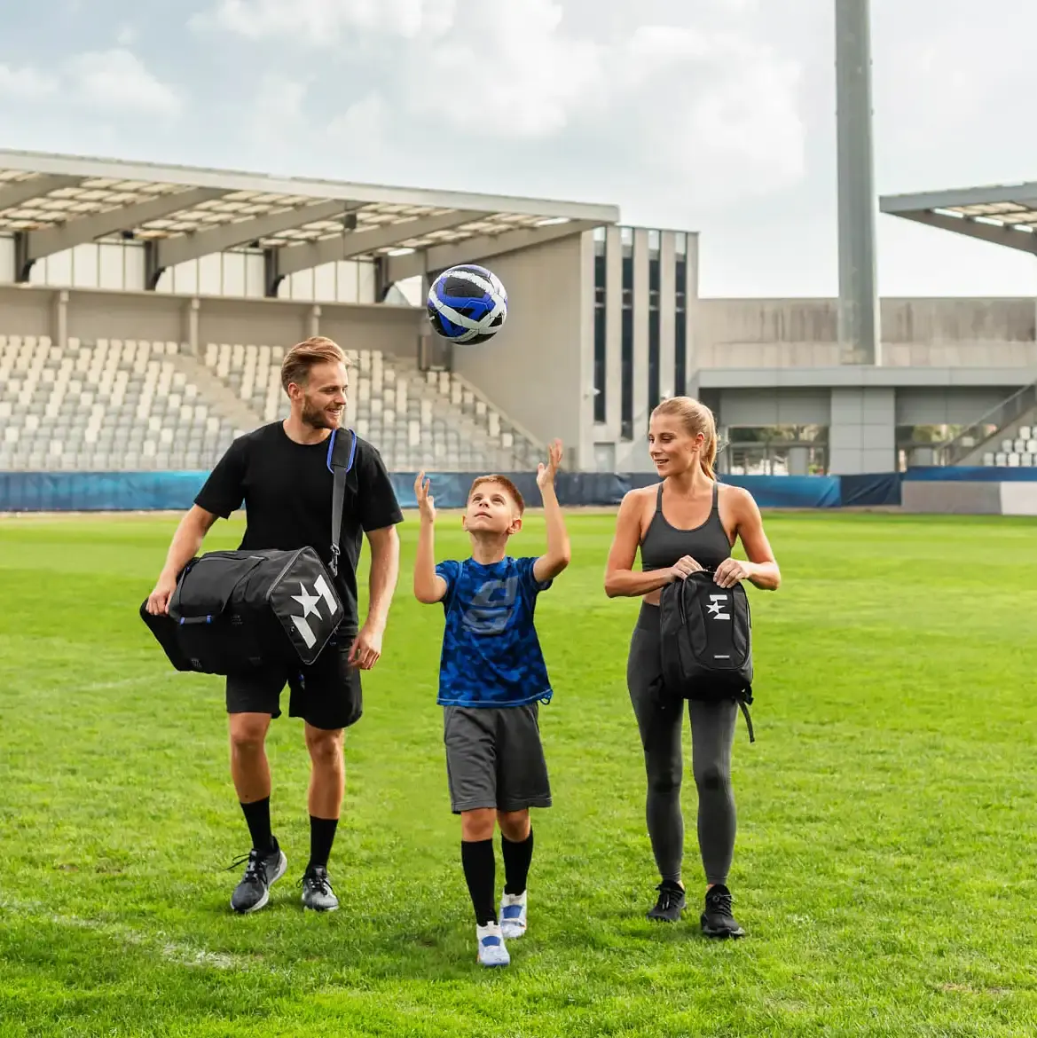 Lifestyle fotografija športnih torb z družino na stadionu